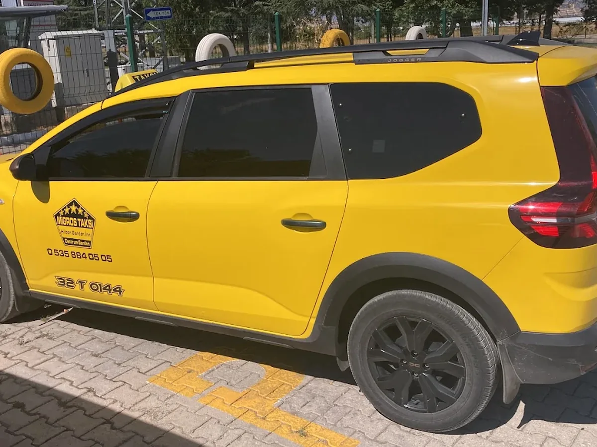 Centrum Taksi geniş bagajlı sarı taksi aracının yan görünümü